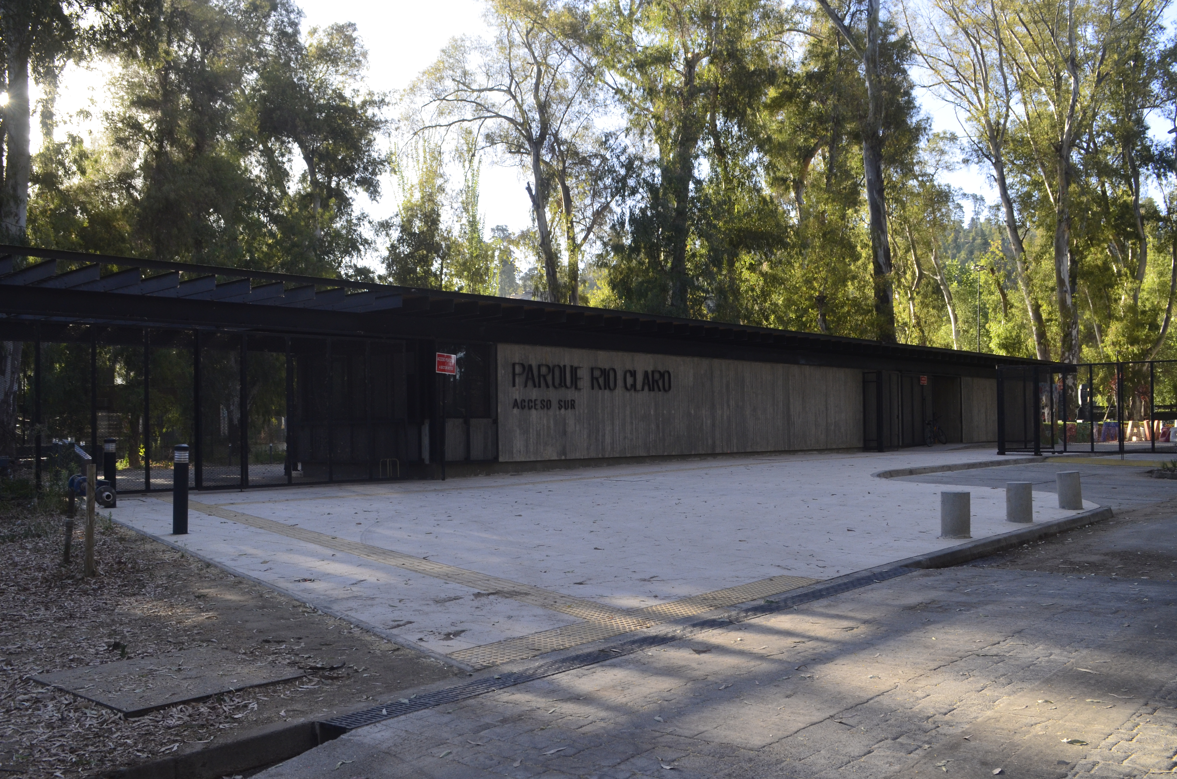 Fotografía del parque en donde se aprecia pisos asfaltados con piso podotáctil al costado de un edificio